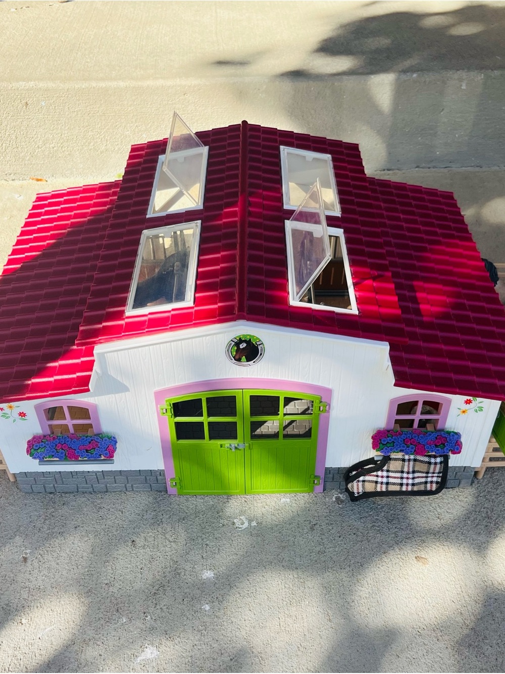 Girls Schleich Stable Play set with horses - Pink Roof with Green Doors